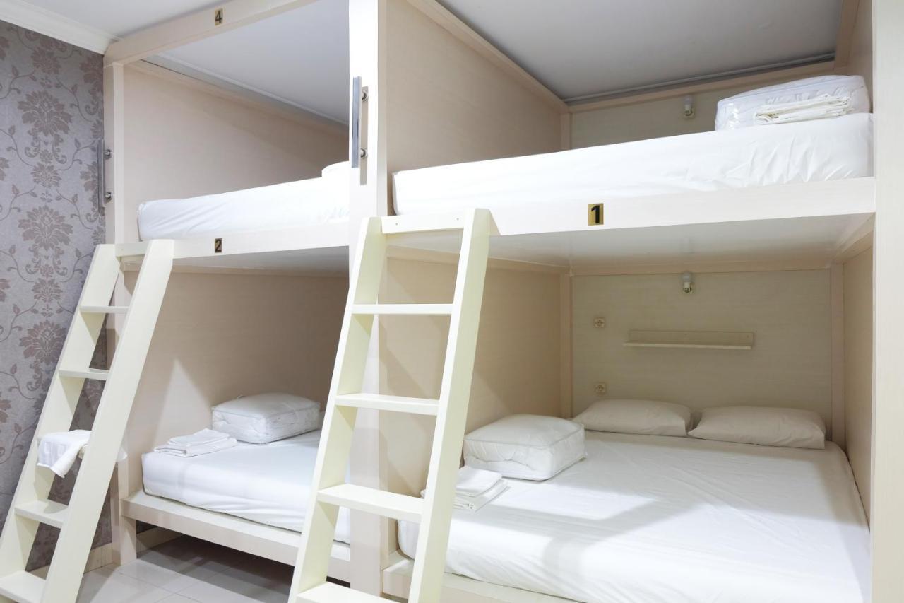 Homiestay Джакарта Екстериор снимка